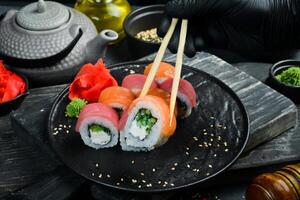 Sushi rodar conjunto con ahumado pescado y crema queso Filadelfia. asiático cocina. parte superior vista. gratis espacio para tu texto. foto