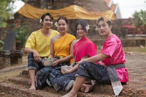 Songkran día, joven tailandés personas vestir tailandés ropa y celebrar en Songkran día. foto