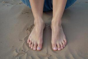 ai generado un mujer pies con desnudo dedos de los pies en arena. ai generativo foto