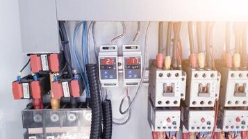 instalación alambrado conexión contactor y interruptor automático en el curcuit panel controlar y con brillante ligero. foto