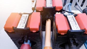 Installation of a current transformer to monitor the tip value of the current flowing in the main power cable to be input to the control module. photo