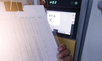 el Ingenieria supervisión y Lista de Verificación datos en el monitor máquina para análisis rendimiento máquina. foto