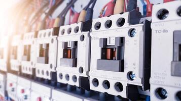 contactores principales de cableado eléctrico de primer plano del control de la máquina. foto