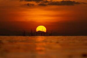 puesta de sol cielo en el lago foto