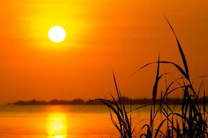 puesta de sol cielo en el lago foto