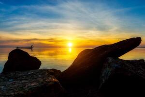 puesta de sol cielo en el lago foto