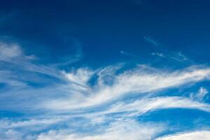 nube blanca con cielo azul. foto