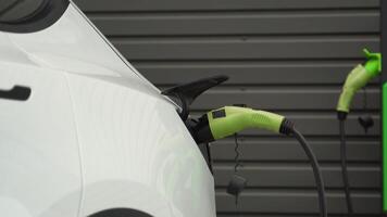 Luxus Weiß elektrisch Auto ist berechnet beim das Bahnhof. elektrisch Autos, ev Konzept video