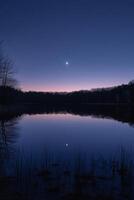 ai generado un sereno, minimalista de luna noche cielo terminado un calma, reflexivo lago foto