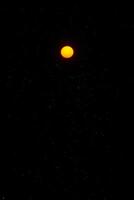 naranja Dom en el oscuro cielo. foto