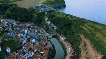 4k aereo Visualizza di piccolo villaggio staithes, nord yorkshire video