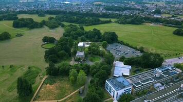 zangão cenas acima a casas e parque dentro Londres video