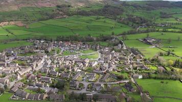 toneel- antenne visie van dorp in noorden yorkshire video