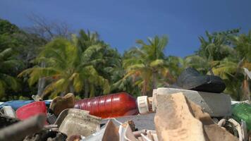 basura en tropical playa en paraíso isla en Asia video