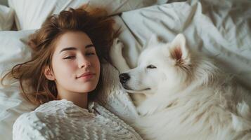 ai generado un mujer en pijama mentiras en cama. un blanco perro mentiras siguiente a su foto