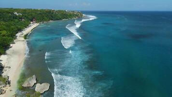 aérien vue de bleu océan et littoral avec plage dans Bali, uluwatu zone video