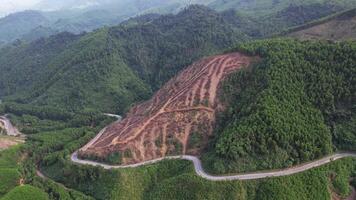 aérien contraste, déboisé verdoyant collines , Terre journée video