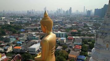 jätte gyllene buddha i bangkok med en skön stad horisont i de bakgrund video
