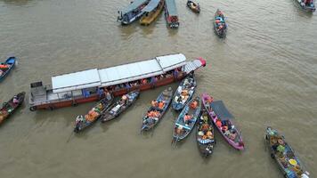 cai suonò galleggiante mercato nel il Mekong delta nel Vietnam video