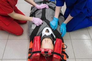 grupo de doctores trabajos fuera primero ayuda en un emergencia situación. concepto de transportando herido foto