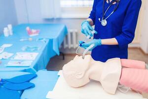 intubación de tráquea ficticio. concepto de vida ahorro entrenamiento por artificial ventilación. por inserción de un endotraqueal tubo foto