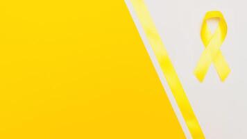 amarillo cáncer conciencia cinta con sendero en blanco antecedentes. concepto de salud y medicina foto