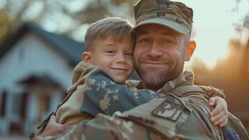 ai generado americano sonriente joven hermoso soldado participación un chico en su brazos foto