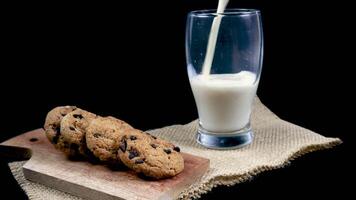 Kekse und Milch isoliert auf schwarz Hintergrund video