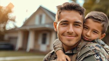 ai generado americano sonriente joven hermoso soldado participación un chico en su brazos foto