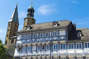 goslar, Alemania, 2015, medio enmaderado casas y mercado Iglesia S t. cosmos y Damián, goslar, duro, inferior Sajonia, Alemania, la unesco mundo patrimonio sitio foto