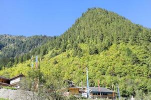 ver terminado el montaña cerca shuzheng tibetano aldea, jiuzhaigou nacional parque, Sichuan provincia, porcelana, la unesco mundo patrimonio sitio foto