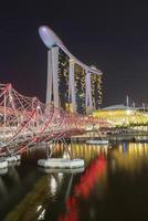 Singapur, Singapur, 2014, centro de deportes acuáticos bahía playa hotel y el doble hélice puente a noche, Singapur foto