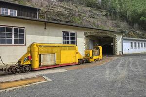 goslar, Alemania, 2023, mineros transporte ferrocarril entrando un mía galería, rammelsberg mía sitio, goslar, duro, Baja sajonia, Alemania foto