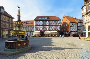wernigerode, Alemania - 2015, de entramado de madera casas y café en el mercado cuadrado, wernigerode, duro, Sajonia detenerse, Alemania, Europa foto