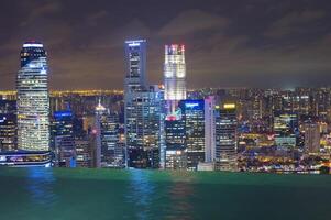 Singapur, Singapur, 2014, céntrico central financiero distrito a noche visto desde el infinito piscina de el centro de deportes acuáticos bahía playa , Singapur foto