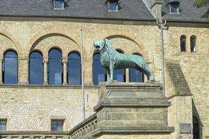 goslar, Alemania, 2015, réplica de Brunswick leones bronce estatua, imperial palacio o Káiserpfalz, goslar, duro, inferior Sajonia, Alemania, la unesco mundo patrimonio sitio foto