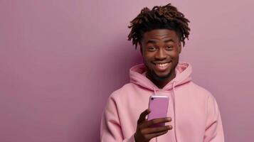 ai generado frio africano americano adolescente chico modelo participación célula teléfono señalando a teléfono inteligente con móvil digital aplicaciones en Teléfono móvil aislado en ligero púrpura antecedentes. foto