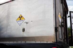 señal de advertencia de radiación etiqueta de transporte clase 7 en el bulto de mercancías peligrosas tipo a en el contenedor del camión de transporte foto
