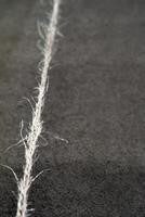 El cordón de cáñamo rústico natural se tiró en línea recta. foto