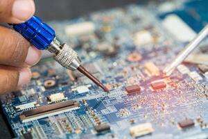 reparando y potenciar circuito placa base de computadora portátil, electrónico, computadora hardware y tecnología. foto