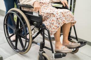 cuidador ayuda y cuidado asiático mayor mujer paciente sentado en silla de ruedas a rampa en enfermería hospital, sano fuerte médico. foto