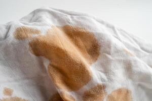 mancha de salsa sucia en la tela para lavar con detergente en polvo, limpieza del concepto de tareas domésticas. foto