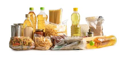 alimentos para donación, almacenamiento y entrega. varios alimentos, pasta, aceite de cocina y alimentos enlatados en caja de cartón. foto