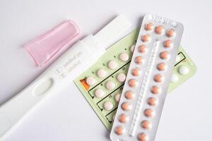 el embarazo prueba y nacimiento controlar pastillas, anticoncepción salud y medicamento. foto