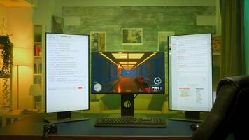 camera con professionale gioco impostare con potente pc e multiplo monitor con ruscello chat ha aperto su loro. neon luce. video