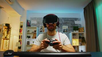 pov di professionale gamer indossare virtuale la realtà cuffia utilizzando senza fili controllore. video