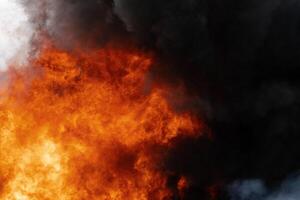 llamas de naranja roja fuego, movimiento nubes de negro vapores cubierto cielo foto