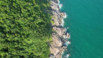 Antenne Küsten Regenwald und Türkis Meer video