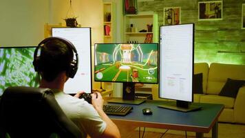 het schieten spel gespeeld door pro gamer met controleur. multiplayer spel. video