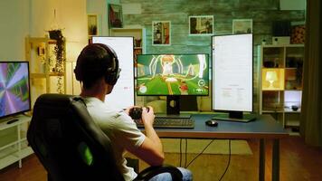 professionell gamer använder sig av joystick under en skytten mästerskap Sammanträde på gaming stol. video